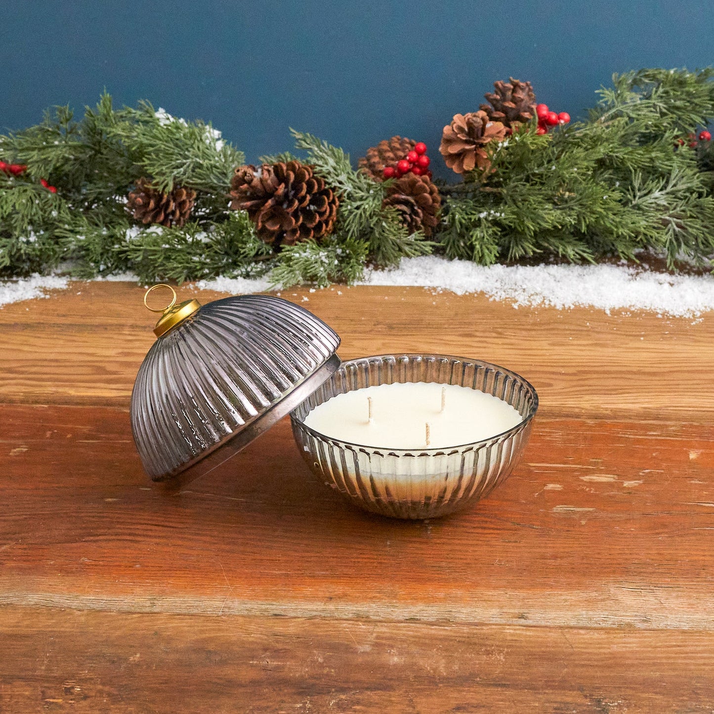 Snowfall Onyx Luster Ornament Candle