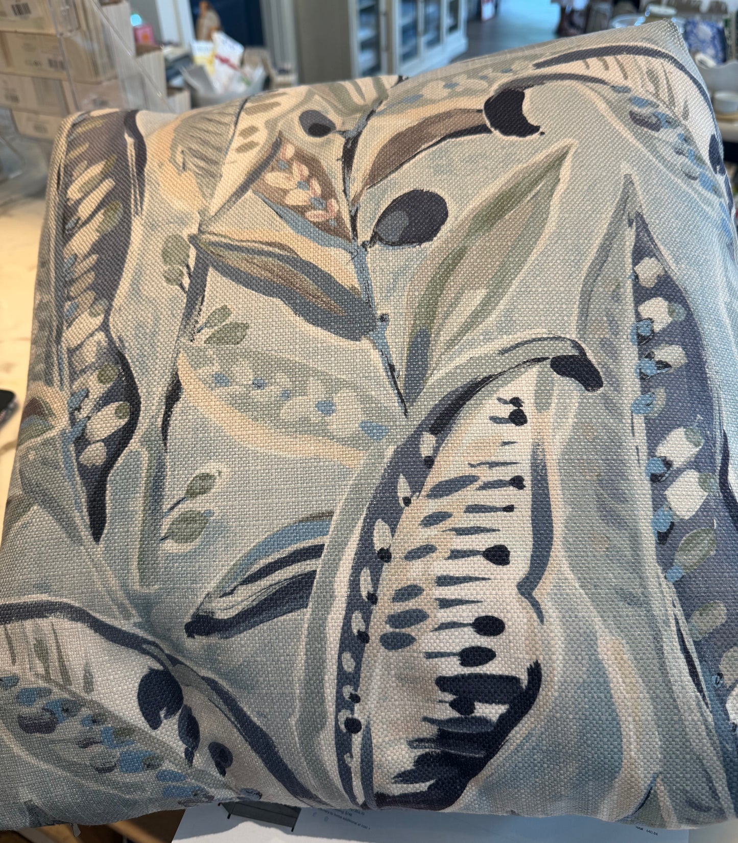 Enrique Pillow, 20"