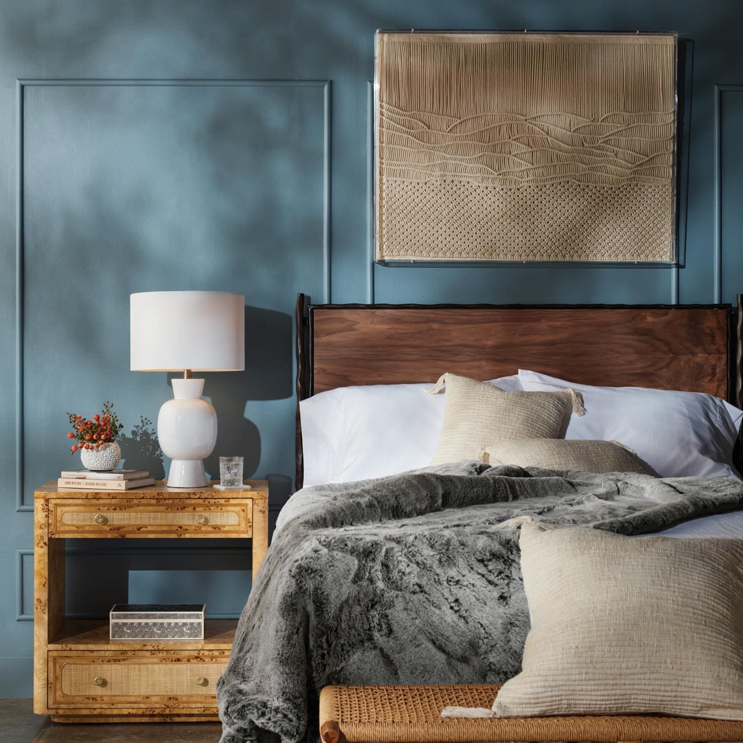 White Fausta Table Lamp