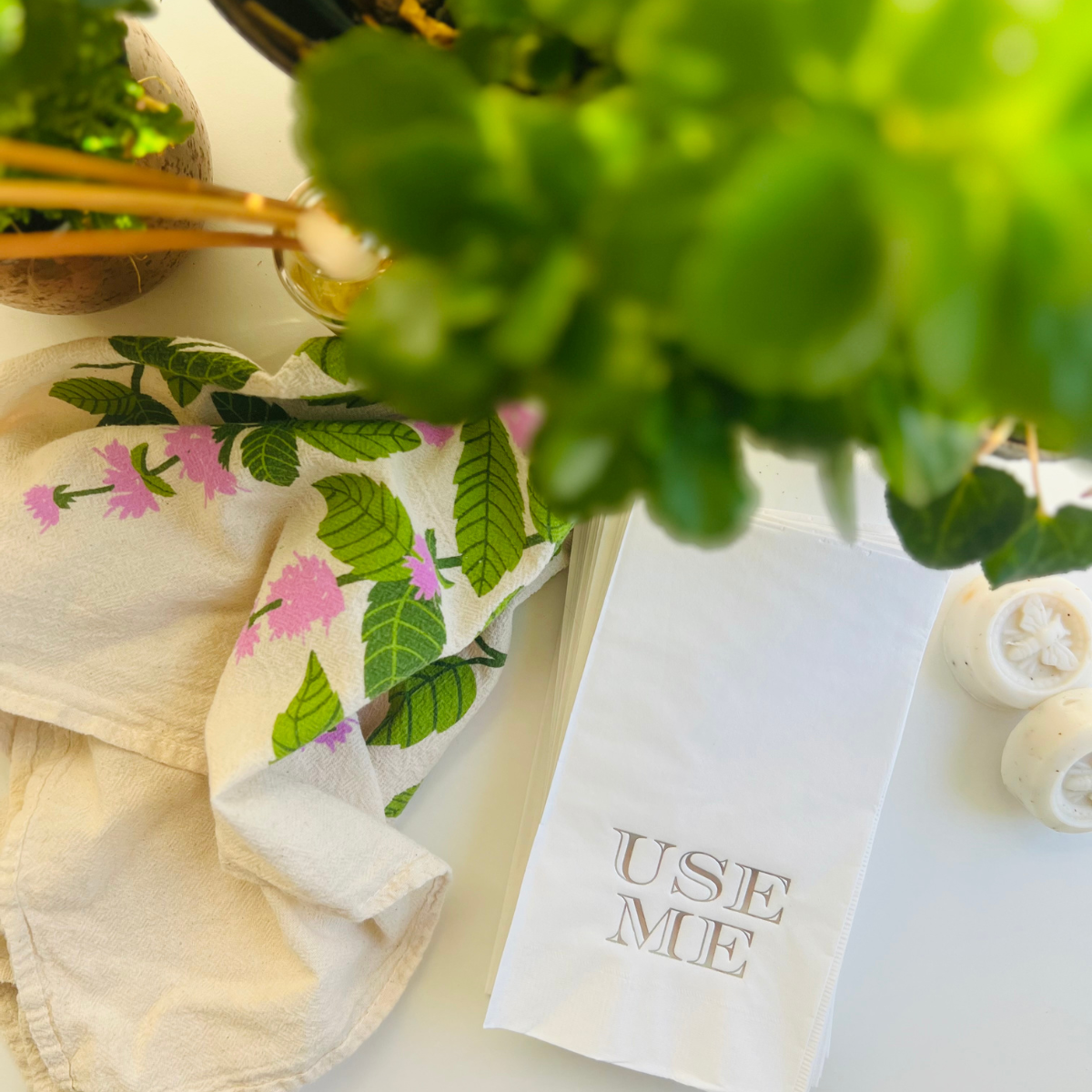 Use Me Paper Guest Towels, Pack of 20: Gold Foil Design