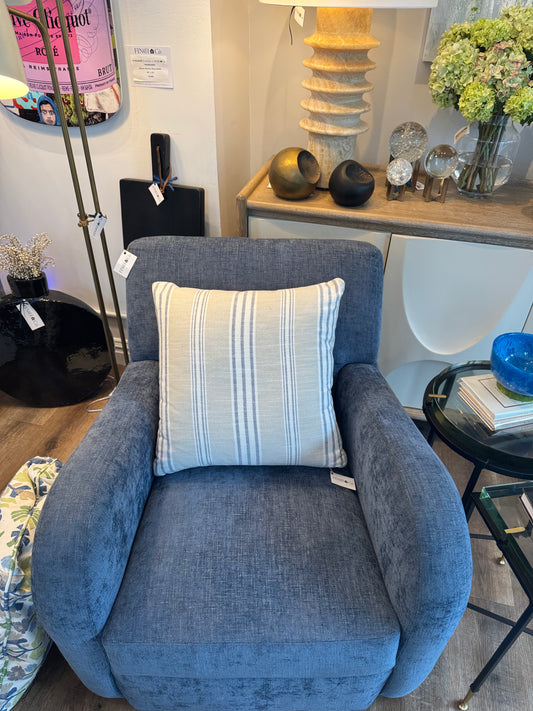 Novo Natural Pillow, 20" x 20"