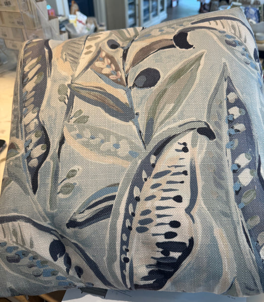 Enrique Pillow, 20"