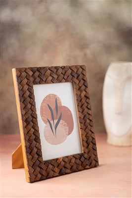 5X7” CRISS CROSS WOOD PICTURE FRAME - BROWN
