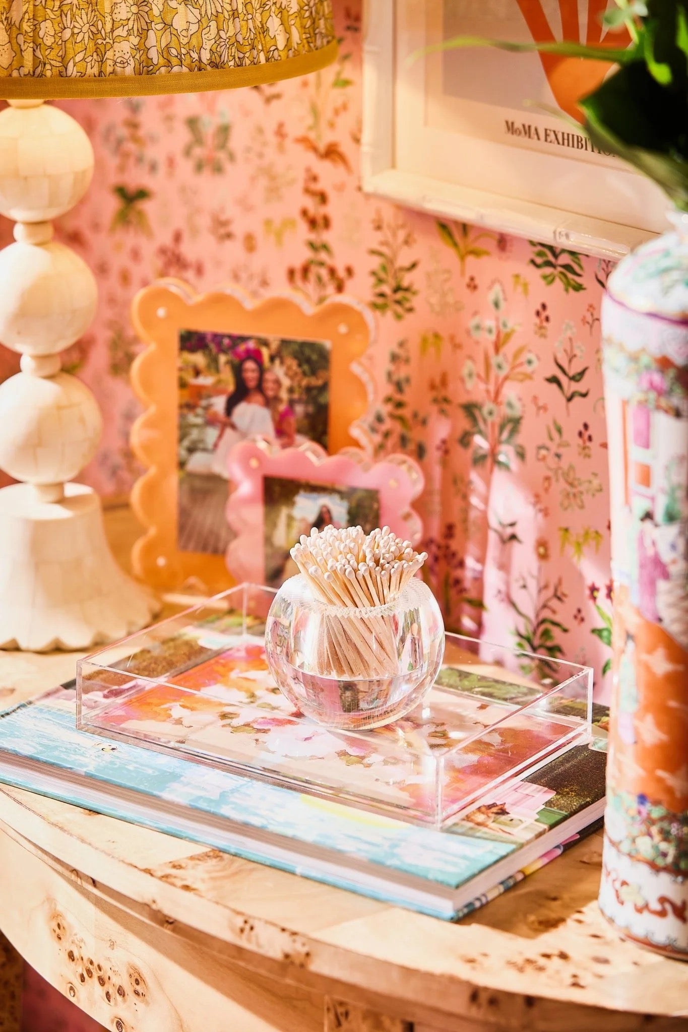 Round Match Striker - White