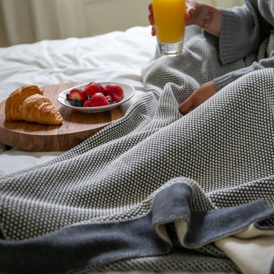 Eka Stipple Dk Grey Throw